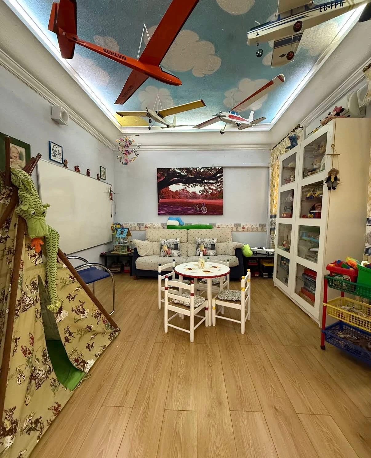 La sala de los niños, con los aviones